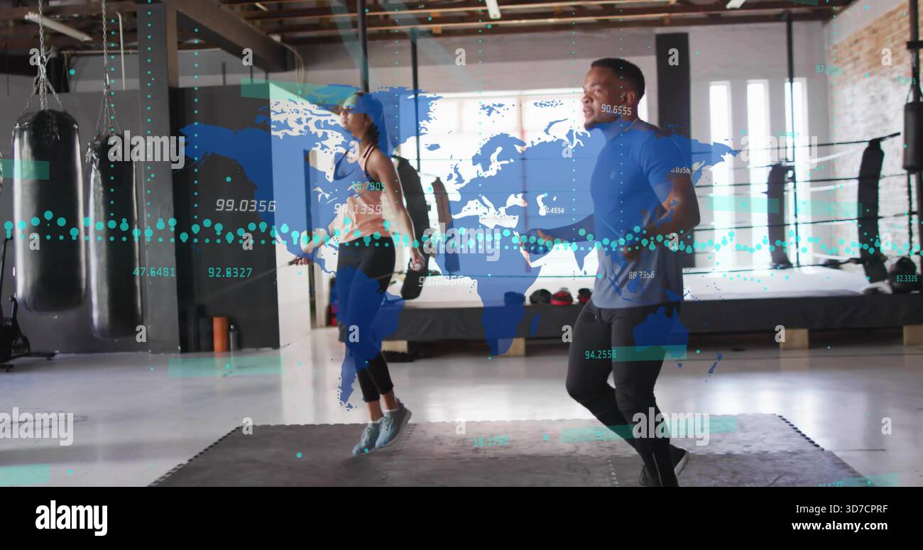 Überspringen des Duos in Sportausrüstung, springe Seile auf Matten in der Nähe schwerer Taschen, mit Überlagerung der Weltkarte Stockfoto