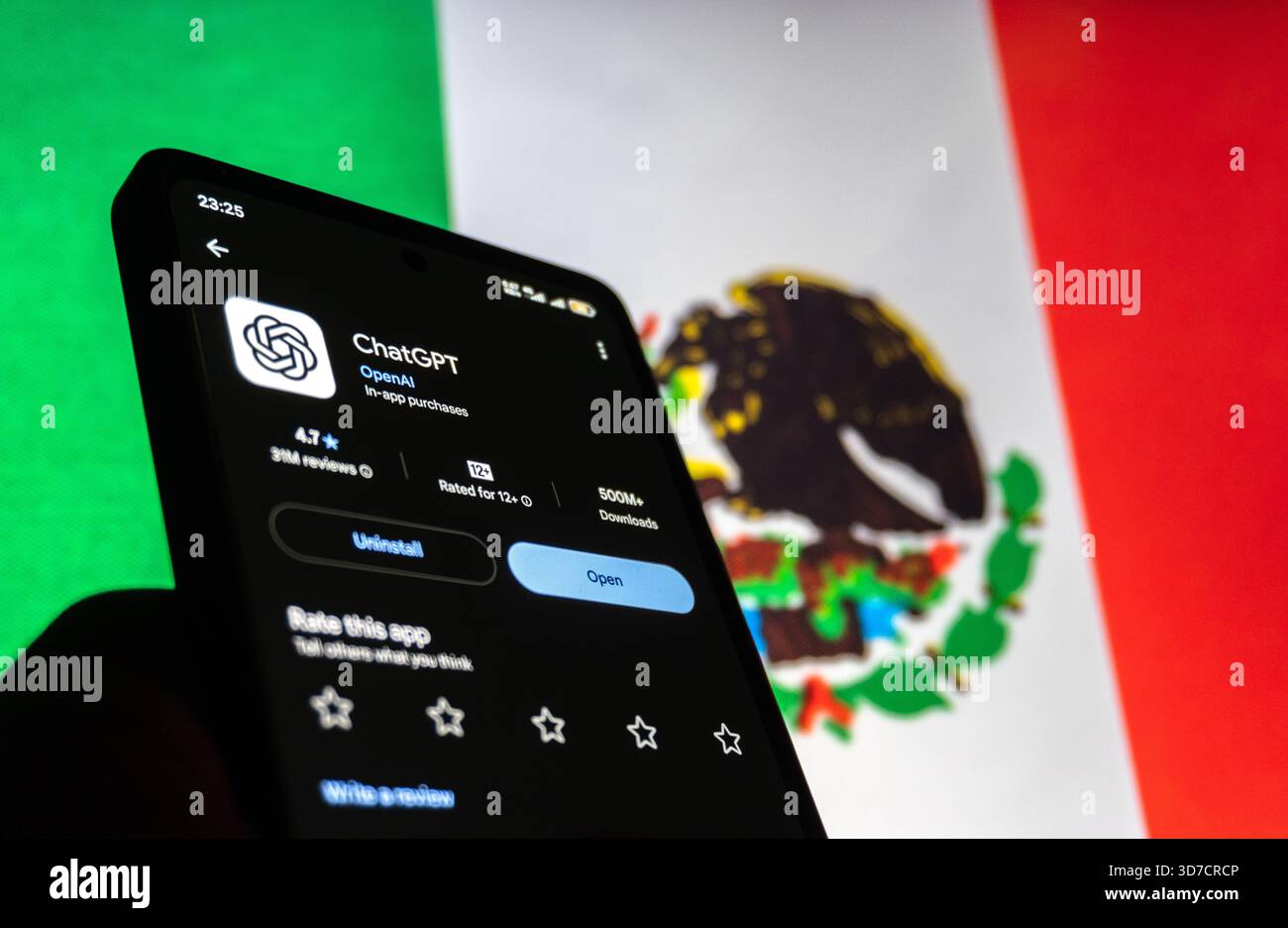 ChatGPT App auf Smartphone vor der Flagge von Mexiko. Baku, Aserbaidschan. 11.25.2025. Stockfoto
