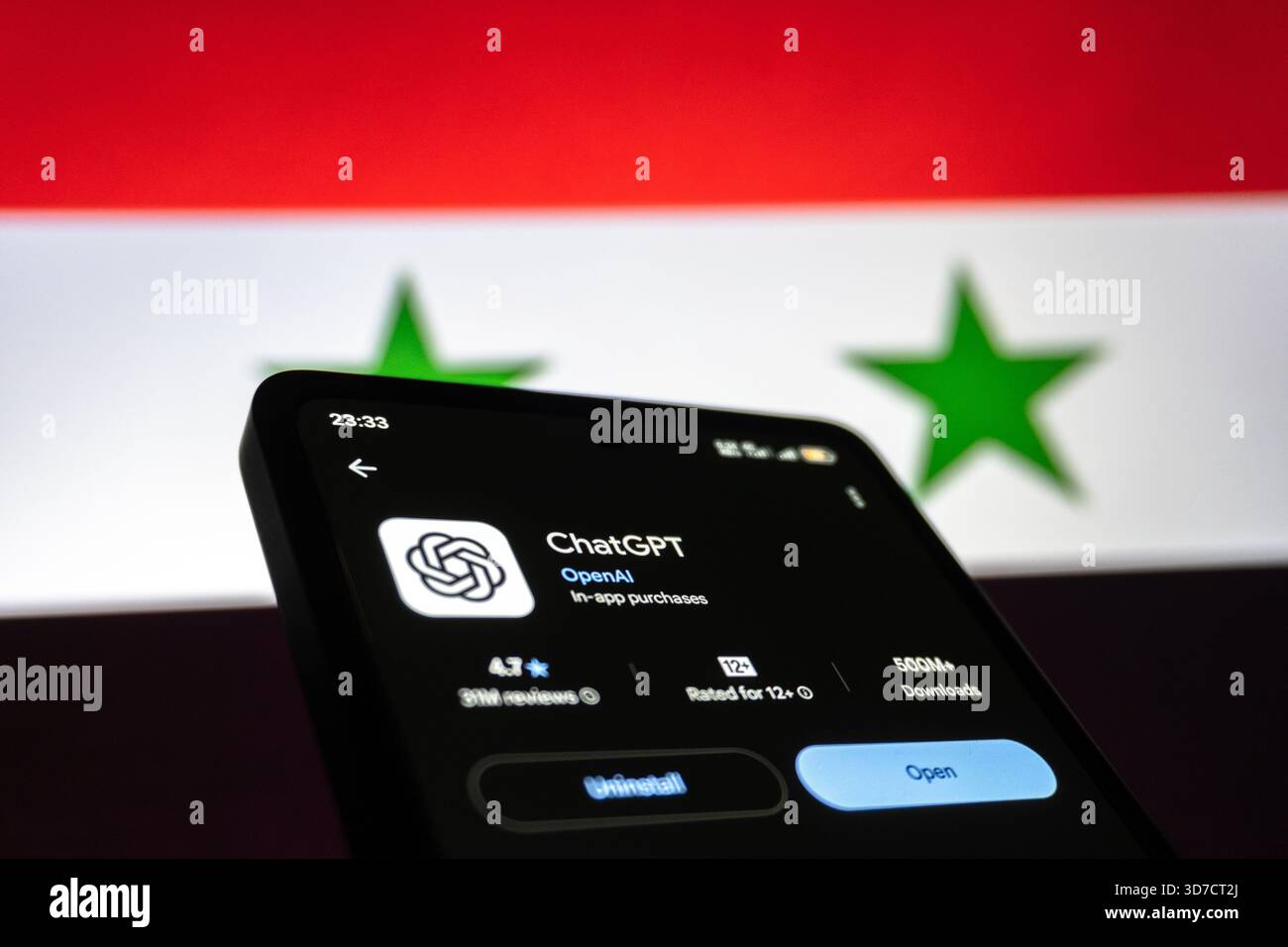 ChatGPT App auf Smartphone vor der Flagge Syriens. Baku, Aserbaidschan. 11.25.2025. Stockfoto