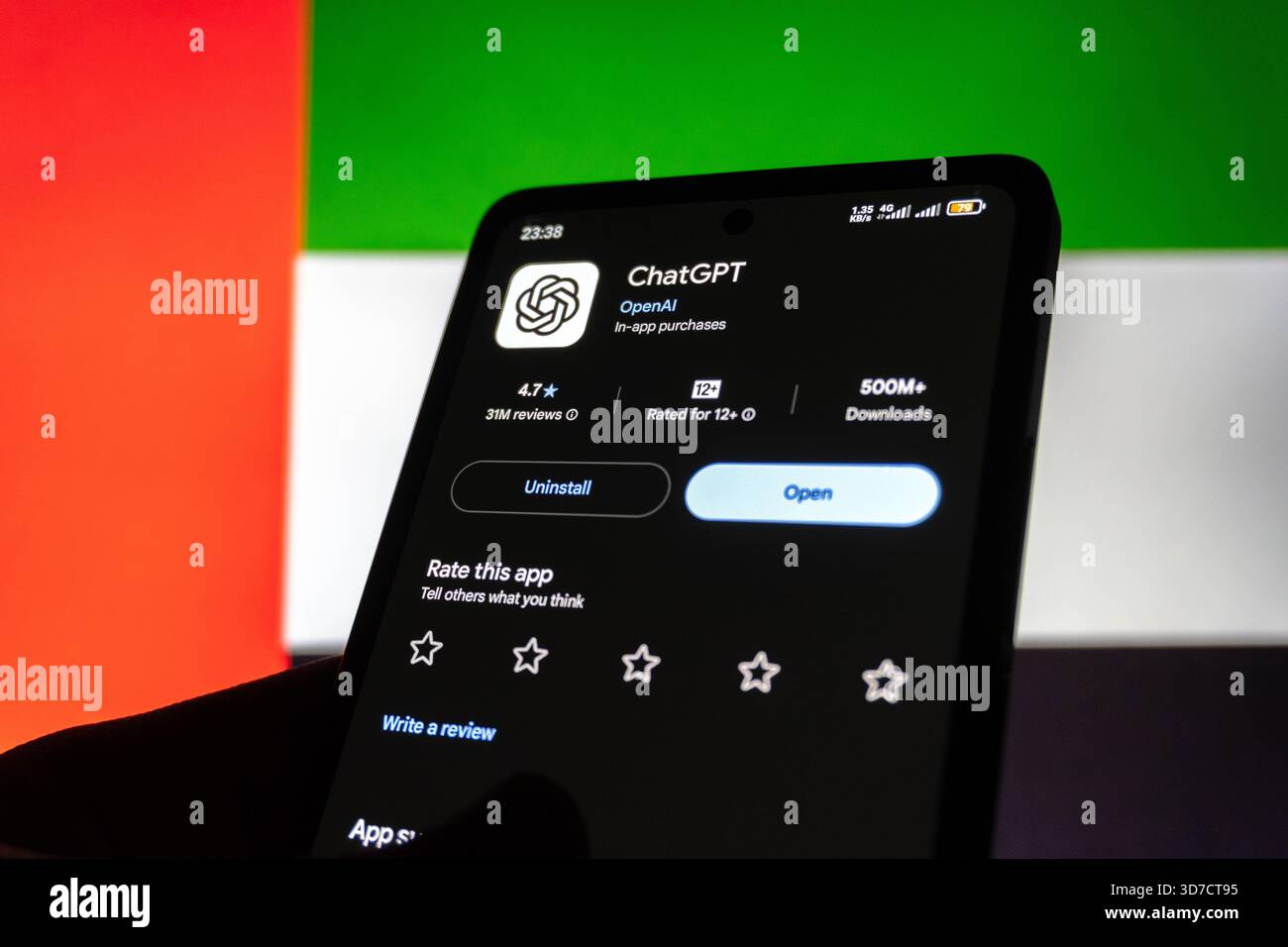 ChatGPT-App auf dem Smartphone vor der Flagge der Vereinigten Arabischen Emirate. Baku, Aserbaidschan. 11.25.2025. Stockfoto