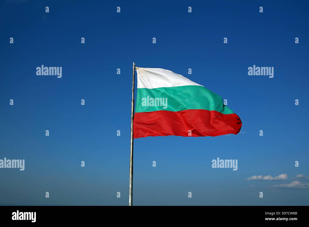 Bulgarische Flagge im Wind vor blauem Himmel Stockfoto