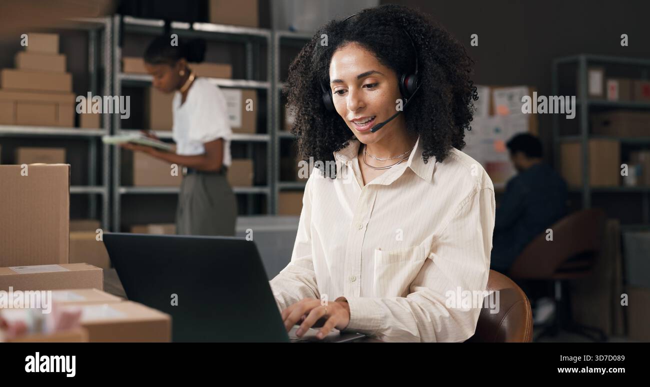 Headset, Versand und Frau mit Laptop für Kundensupport, Bestellinformationen oder Tippen. Logistik, Computer und Mitarbeiter mit Mikrofon für Anruf, Lieferkette Stockfoto