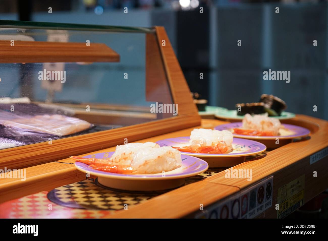 Japanische Sushi-Platten auf einem Sushi-Förderband in einem Restaurant in Tokio Stockfoto