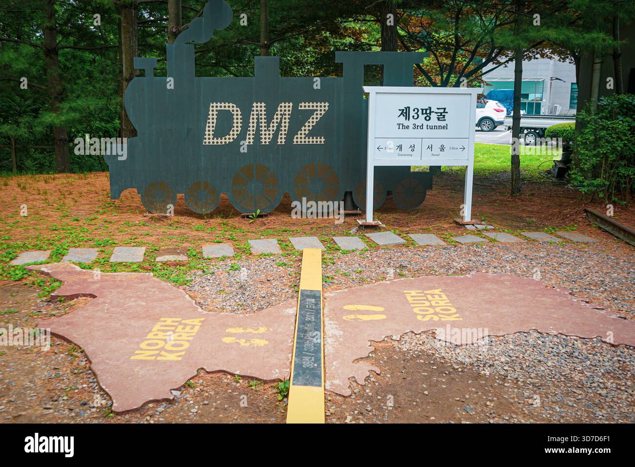Schild, das den 38. Breitengrad, die ursprüngliche Grenze zwischen Nord- und Südkorea, in der koreanischen DMZ im Third Tunnel Museum markiert Stockfoto