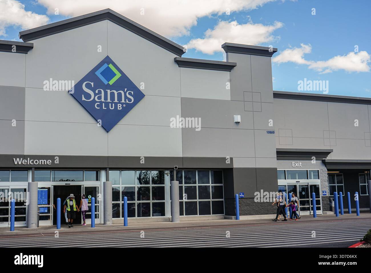 Außenfassade eines Sam's Club Supermarktes, in dem Kunden durch die Eingangstüren gehen Stockfoto