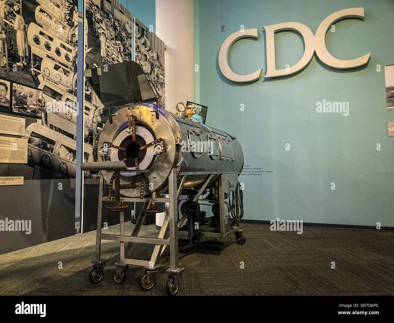 Ausstellung von eisernen Lungengeräten im David J. Sencer CDC Museum in Atlanta, Georgia, USA Stockfoto