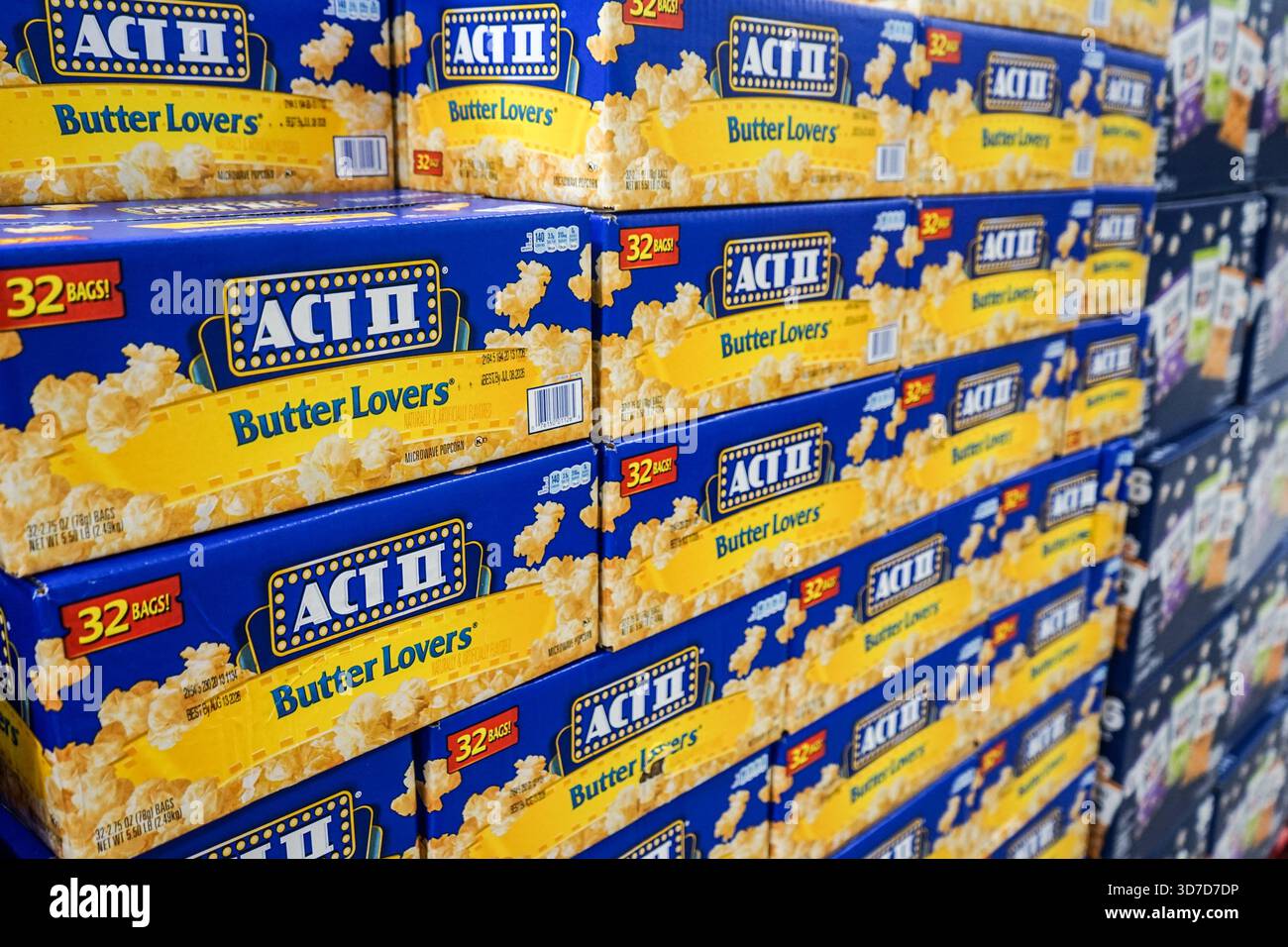 Aus nächster Nähe sehen Sie Reihen von Popcorn-Boxen für Butterliebhaber des Akts II, die in einem Gang in einem Sam's Club Supermarkt gestapelt sind Stockfoto