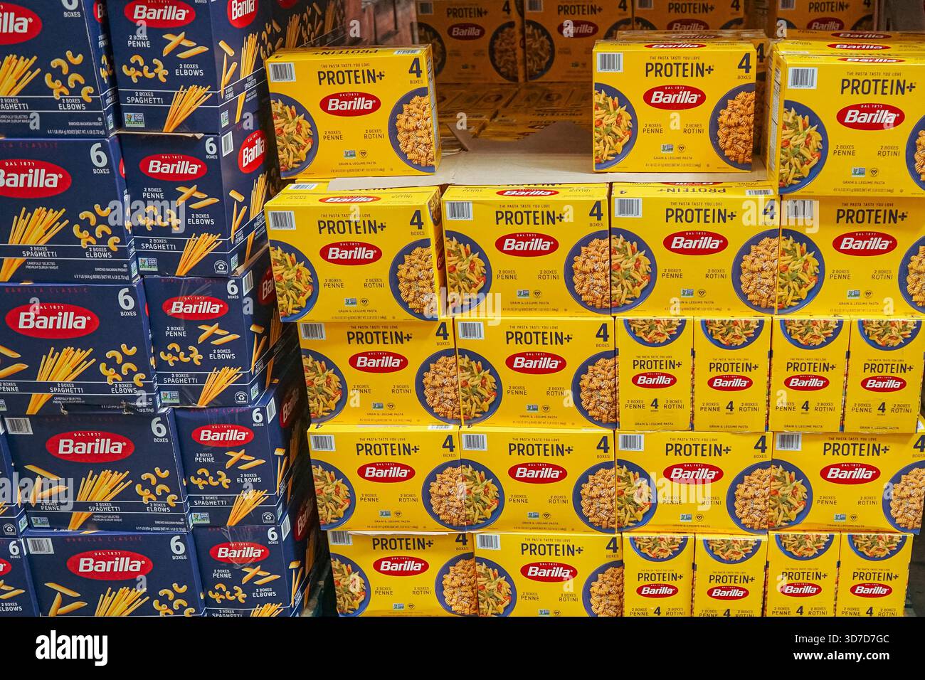 Nahaufnahme von Barilla Protein+ Nudelboxen neben Barilla Varieté Boxen, die in Reihen in einem Sam's Club Supermarkt angeordnet sind Stockfoto