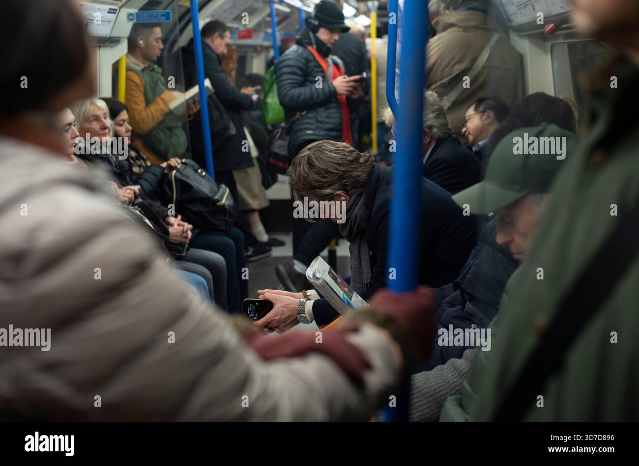 Pendler in einer belebten Londoner U-Bahn-Kutsche, City of London, England, Vereinigtes Königreich Stockfoto