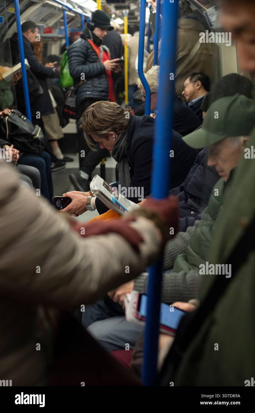 Pendler in einer belebten Londoner U-Bahn-Kutsche, City of London, England, Vereinigtes Königreich Stockfoto