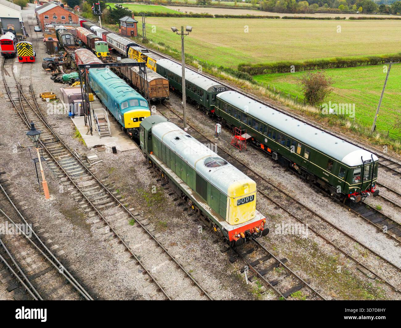 Toddington, Gloucestershire, England, Vereinigtes Königreich - 10. Oktober 2025: Luftaufnahme der Lokomotiven im Depot der Gloucestershire Warwickshire Railway Stockfoto