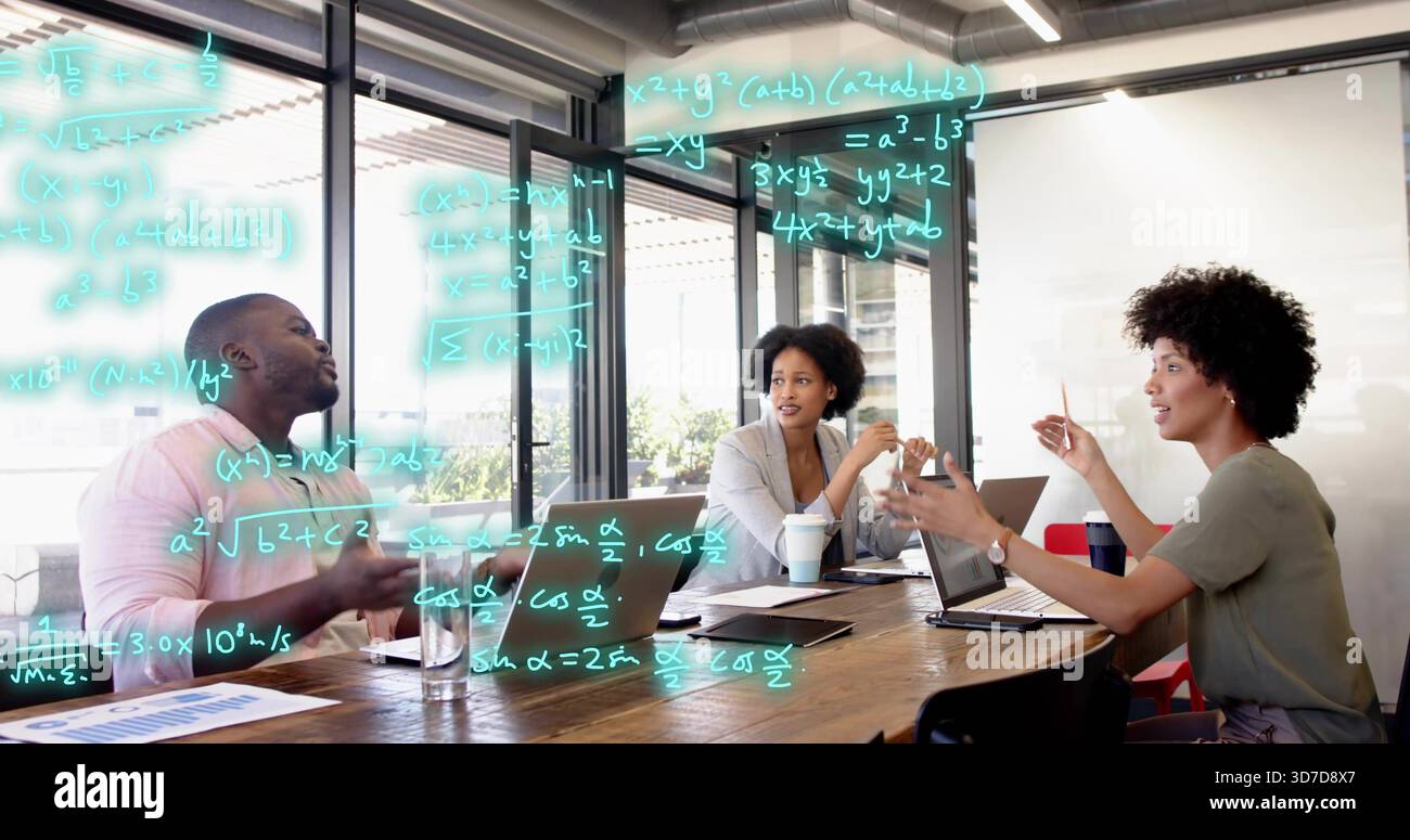 Drei Teamkollegen in Bürokleidung im Glasbüro an einem Holztisch mit Laptops in Teal Mathe diskutieren Stockfoto