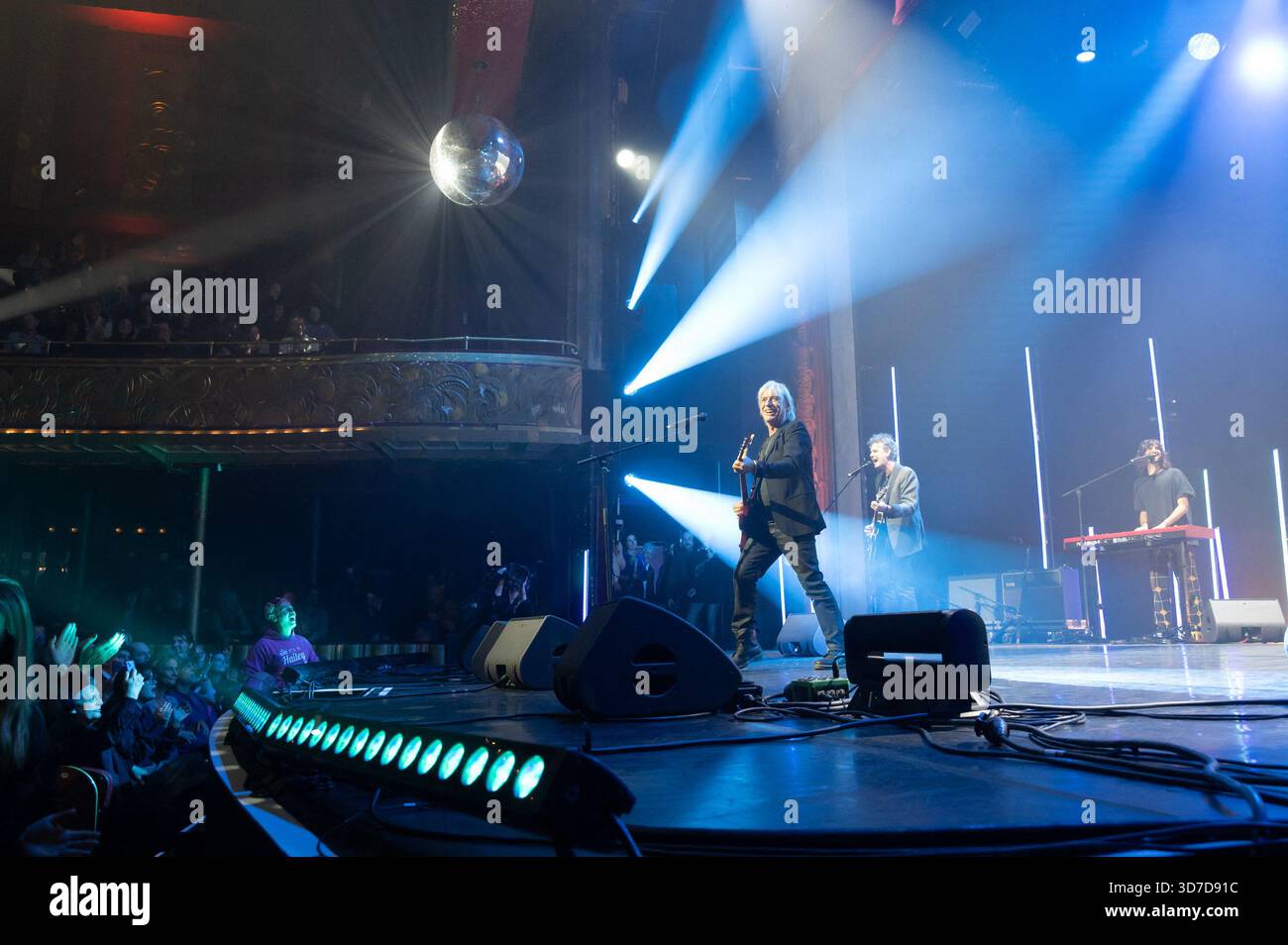Paris, Frankreich. November 2025. Jean-Louis Aubert (Grand prix de la chanson francaise, Createurinterprete) nahm am 24. November 2025 am Grand Prix de la Sacem 2025 im Theater Les folies Bergeres in Paris teil. Foto: Mireille Ampilhac/ABACAPRESS.COM Credit: Abaca Press/Alamy Live News Stockfoto