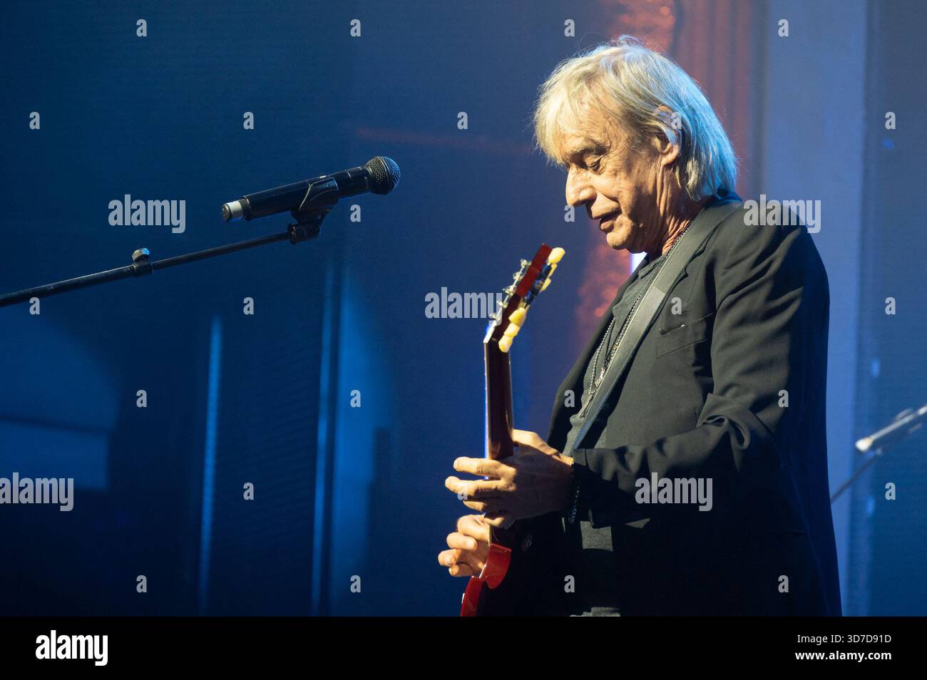 Paris, Frankreich. November 2025. Jean-Louis Aubert (Grand prix de la chanson francaise, Createurinterprete) nahm am 24. November 2025 am Grand Prix de la Sacem 2025 im Theater Les folies Bergeres in Paris teil. Foto: Mireille Ampilhac/ABACAPRESS.COM Credit: Abaca Press/Alamy Live News Stockfoto