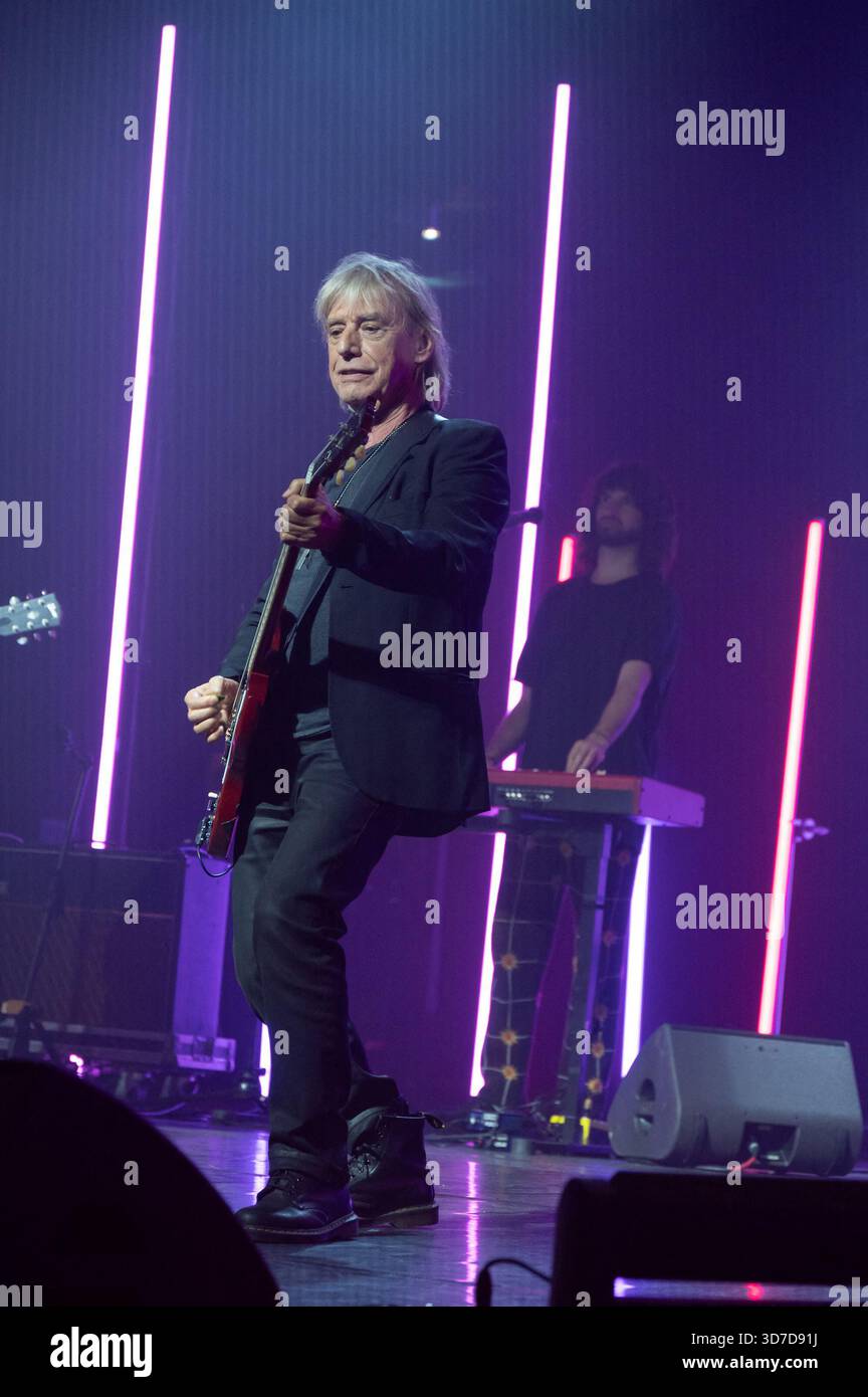 Paris, Frankreich. November 2025. Jean-Louis Aubert (Grand prix de la chanson francaise, Createurinterprete) nahm am 24. November 2025 am Grand Prix de la Sacem 2025 im Theater Les folies Bergeres in Paris teil. Foto: Mireille Ampilhac/ABACAPRESS.COM Credit: Abaca Press/Alamy Live News Stockfoto