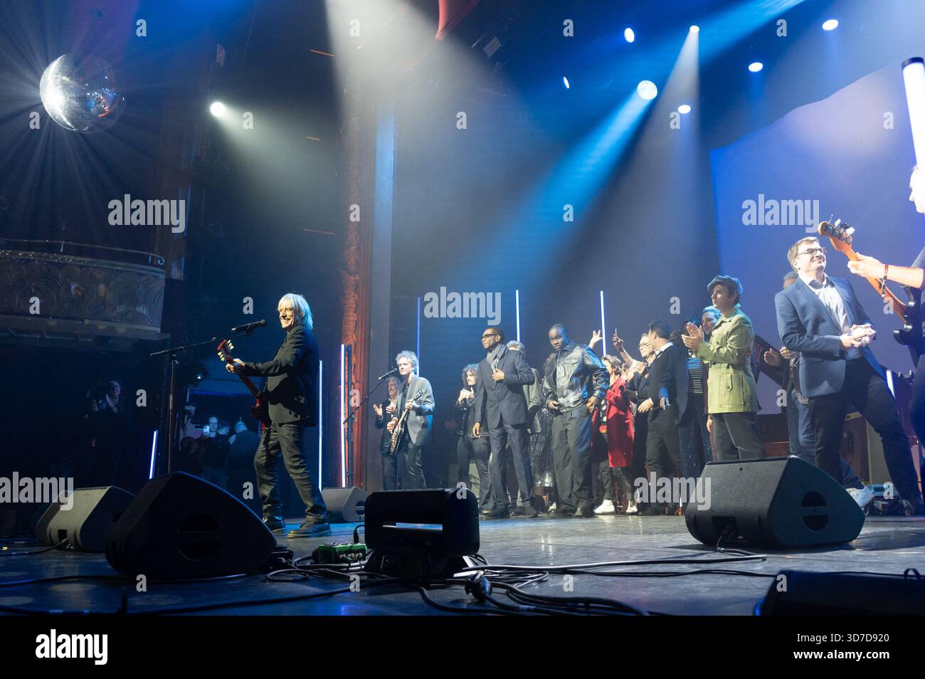 Paris, Frankreich. November 2025. Jean-Louis Aubert (Grand prix de la chanson francaise, Createurinterprete) nahm am 24. November 2025 am Grand Prix de la Sacem 2025 im Theater Les folies Bergeres in Paris teil. Foto: Mireille Ampilhac/ABACAPRESS.COM Credit: Abaca Press/Alamy Live News Stockfoto