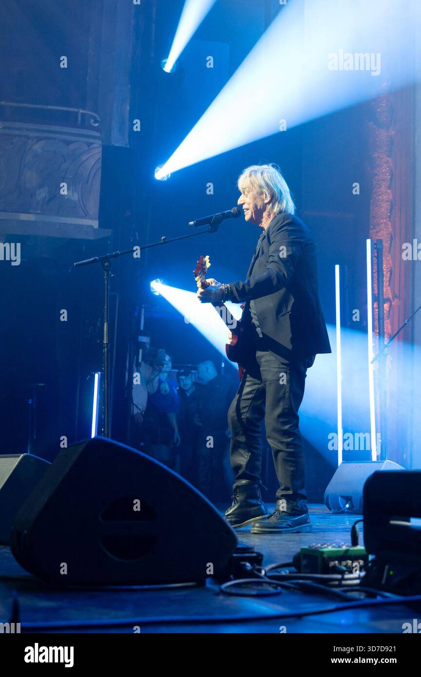 Paris, Frankreich. November 2025. Jean-Louis Aubert (Grand prix de la chanson francaise, Createurinterprete) nahm am 24. November 2025 am Grand Prix de la Sacem 2025 im Theater Les folies Bergeres in Paris teil. Foto: Mireille Ampilhac/ABACAPRESS.COM Credit: Abaca Press/Alamy Live News Stockfoto