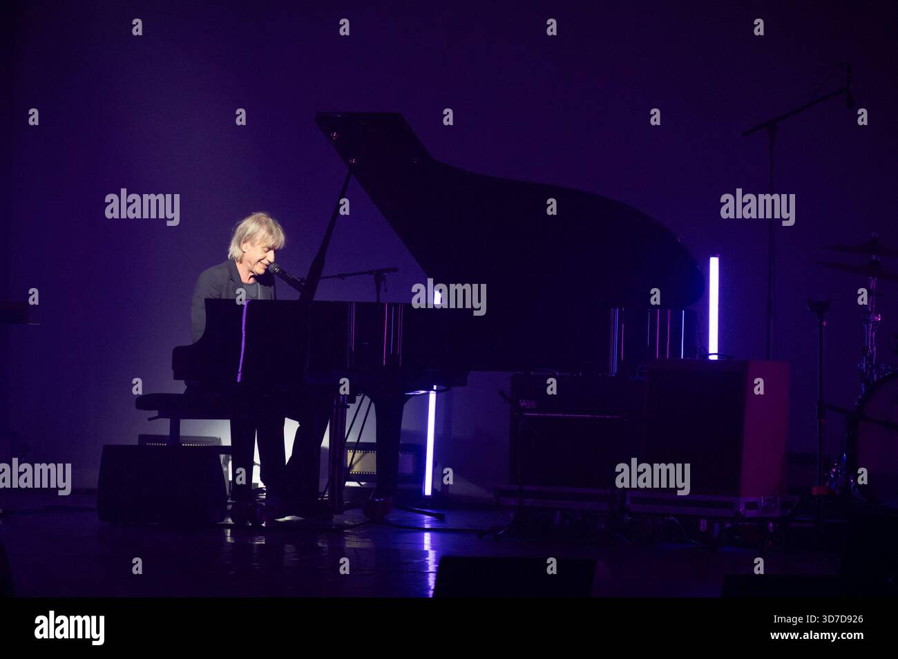 Paris, Frankreich. November 2025. Jean-Louis Aubert (Grand prix de la chanson francaise, Createurinterprete) nahm am 24. November 2025 am Grand Prix de la Sacem 2025 im Theater Les folies Bergeres in Paris teil. Foto: Mireille Ampilhac/ABACAPRESS.COM Credit: Abaca Press/Alamy Live News Stockfoto