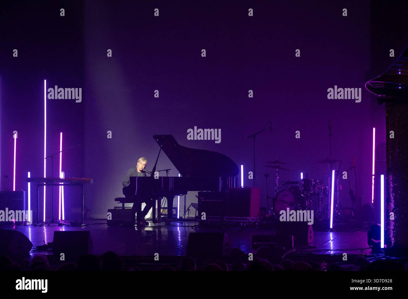Paris, Frankreich. November 2025. Jean-Louis Aubert (Grand prix de la chanson francaise, Createurinterprete) nahm am 24. November 2025 am Grand Prix de la Sacem 2025 im Theater Les folies Bergeres in Paris teil. Foto: Mireille Ampilhac/ABACAPRESS.COM Credit: Abaca Press/Alamy Live News Stockfoto