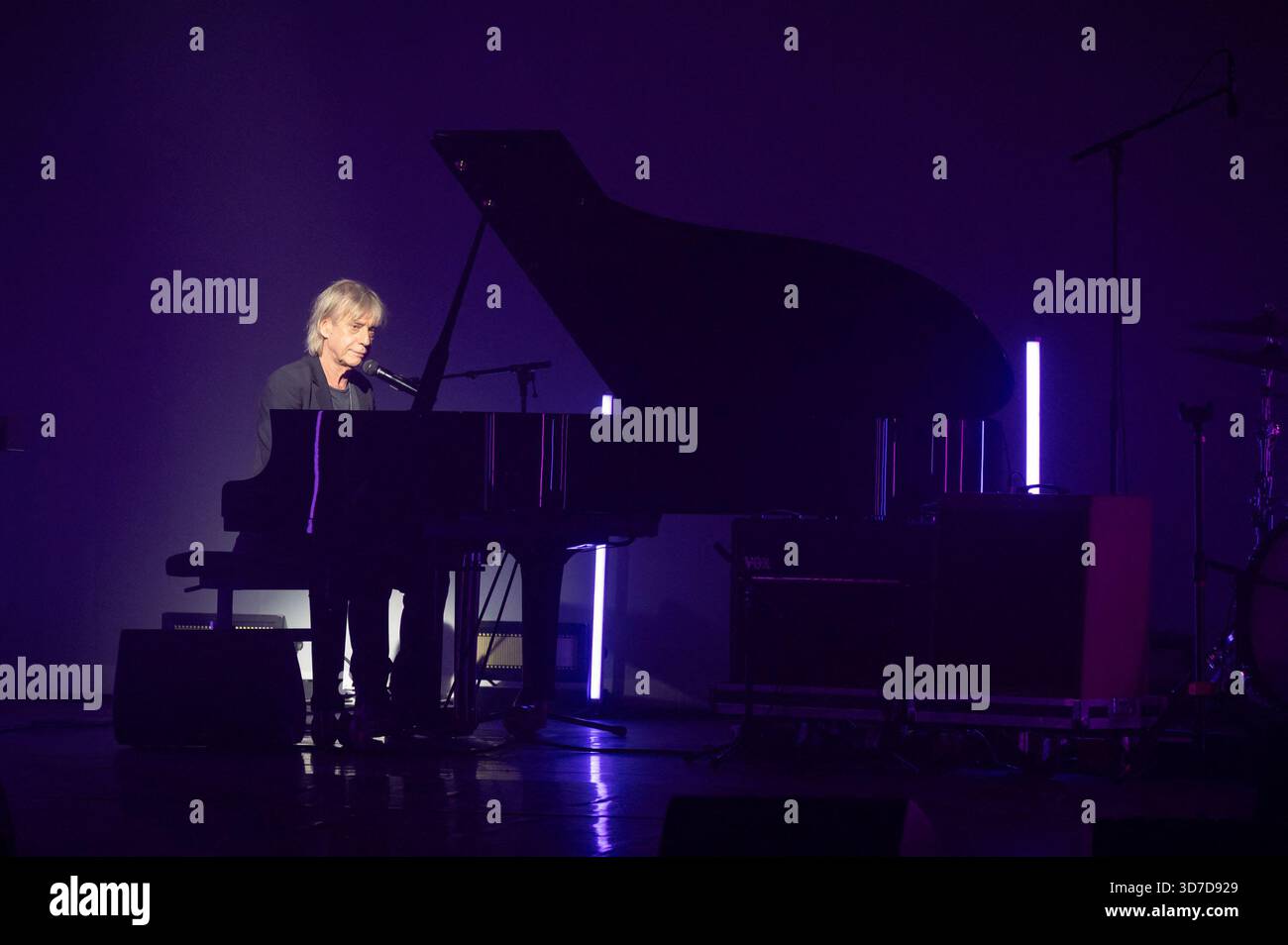 Paris, Frankreich. November 2025. Jean-Louis Aubert (Grand prix de la chanson francaise, Createurinterprete) nahm am 24. November 2025 am Grand Prix de la Sacem 2025 im Theater Les folies Bergeres in Paris teil. Foto: Mireille Ampilhac/ABACAPRESS.COM Credit: Abaca Press/Alamy Live News Stockfoto
