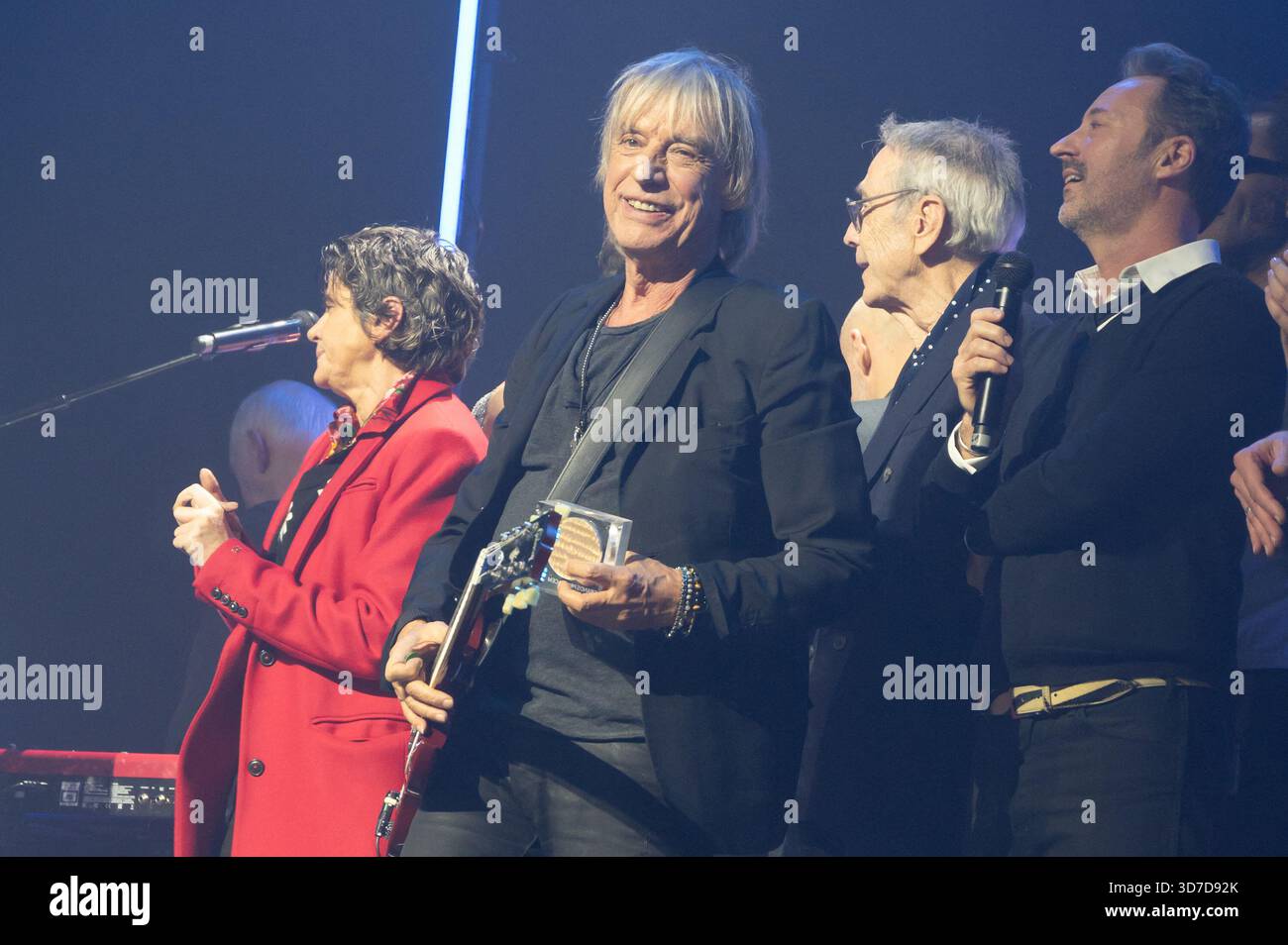 Paris, Frankreich. November 2025. Jean-Louis Aubert (Grand prix de la chanson francaise, Createurinterprete) nahm am 24. November 2025 am Grand Prix de la Sacem 2025 im Theater Les folies Bergeres in Paris teil. Foto: Mireille Ampilhac/ABACAPRESS.COM Credit: Abaca Press/Alamy Live News Stockfoto