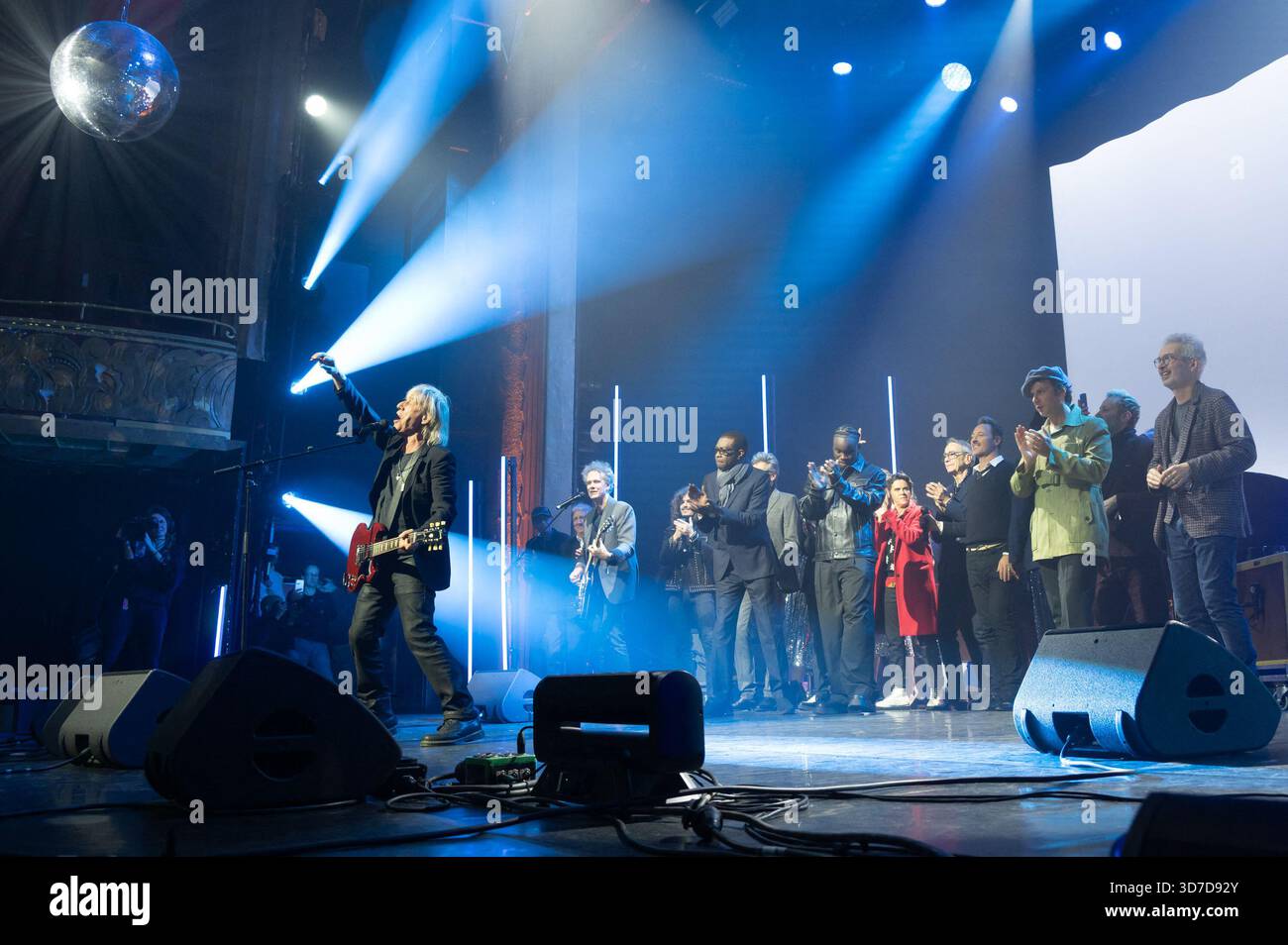 Paris, Frankreich. November 2025. Jean-Louis Aubert (Grand prix de la chanson francaise, Createurinterprete) nahm am 24. November 2025 am Grand Prix de la Sacem 2025 im Theater Les folies Bergeres in Paris teil. Foto: Mireille Ampilhac/ABACAPRESS.COM Credit: Abaca Press/Alamy Live News Stockfoto