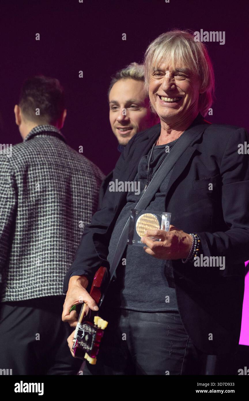 Paris, Frankreich. November 2025. Jean-Louis Aubert (Grand prix de la chanson francaise, Createurinterprete) nahm am 24. November 2025 am Grand Prix de la Sacem 2025 im Theater Les folies Bergeres in Paris teil. Foto: Mireille Ampilhac/ABACAPRESS.COM Credit: Abaca Press/Alamy Live News Stockfoto