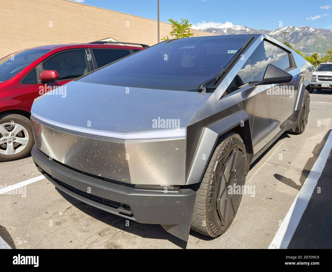Salt Lake City, Utah, USA - 26. Mai 2025: Tesla Cybertruck parkte vor einem Einkaufszentrum in der Nähe von Salt Lake City - Smartphone-aufgenommenes Stockfoto