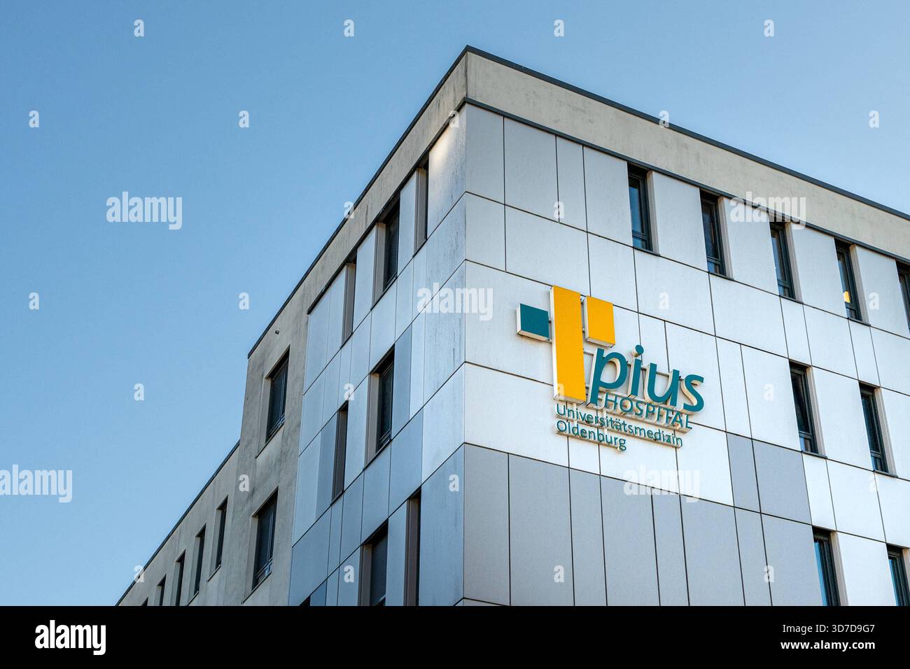 Pius-Hospital Oldenburg Oldenburg, Deutschland, 21.11.2025: Außenansicht des Pius-Hospitals, ein Teil der Universitätsmedizin Oldenburg. Die Architektur und das Kliniklogo sind gut sichtbar. *** Pius Hospital Oldenburg Oldenburg, Deutschland, 21 11 2025 Außenansicht des Pius Hospital, Teil des Universitätsklinikums Oldenburg die Architektur und das Krankenhauslogo sind deutlich sichtbar Stockfoto