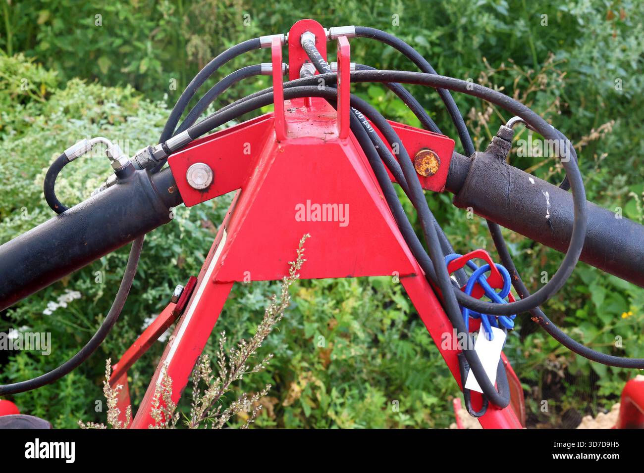 Nahaufnahme von Red Agricultural Machinery mit Hydraulikschläuchen Stockfoto