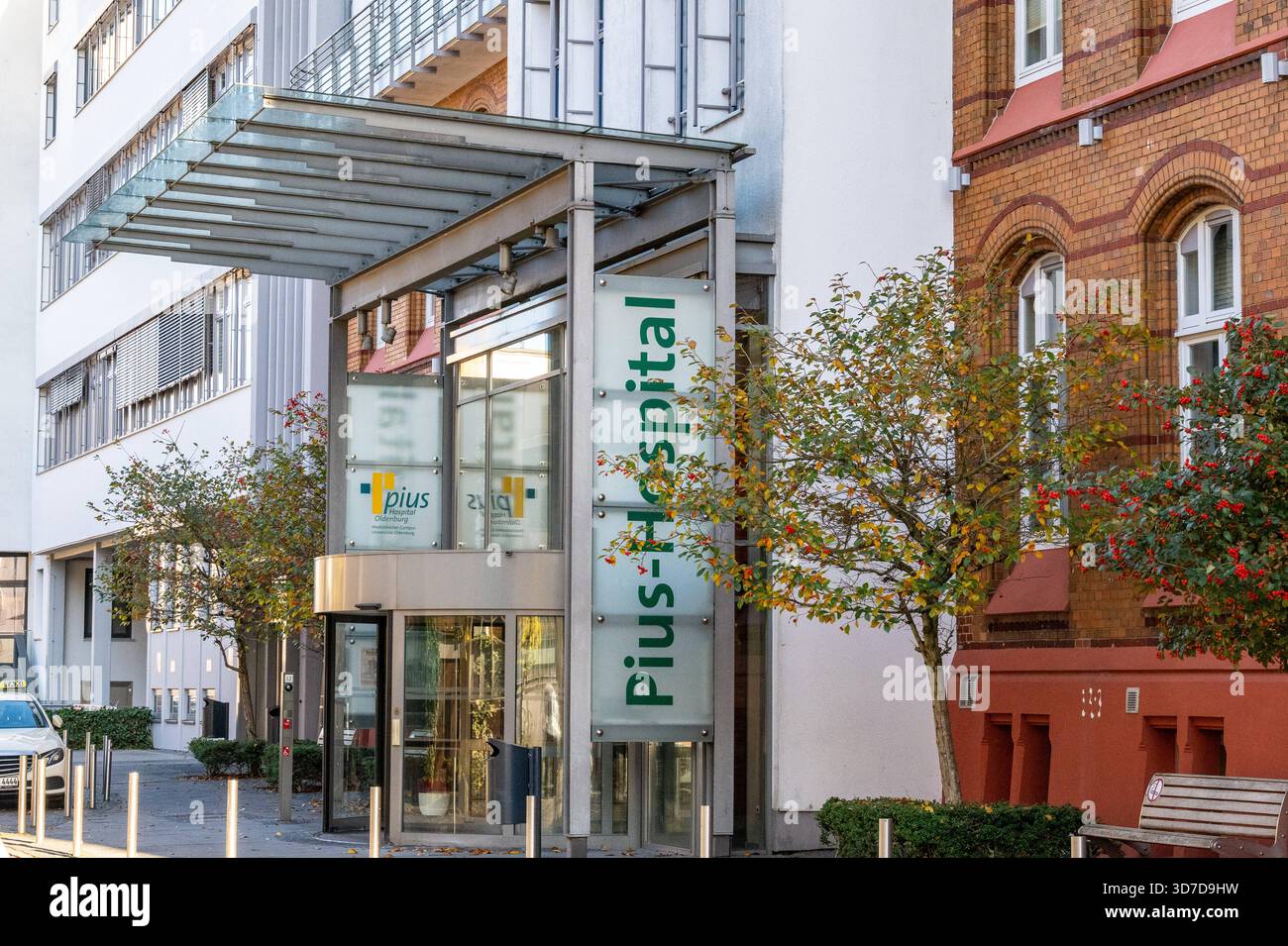 Pius-Hospital Oldenburg Oldenburg, Deutschland, 21.11.2025: Haupteingang des Pius-Hospitals in der Oldenburger Innenstadt. Das Krankenhaus ist Teil der Universitätsmedizin Oldenburg. *** Pius-Krankenhaus Oldenburg Oldenburg, Deutschland, 21 11 2025 Haupteingang des Pius-Krankenhauses in der Innenstadt Oldenburgs das Krankenhaus ist Teil der Universitätsmedizin Oldenburg Stockfoto