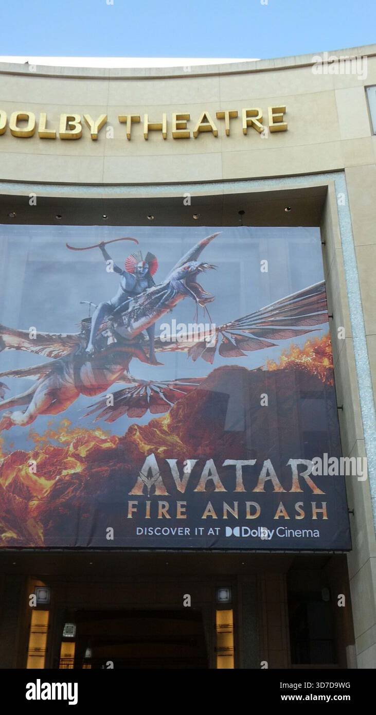 Los Angeles, Kalifornien, USA 24. November 2025 James Cameron Avatar Fire and Ash Movie Banner und Premiere Setup am 24. November 2025 in Los Angeles, Kalifornien, USA. Foto: Barry King/Alamy Stock Photo Stockfoto