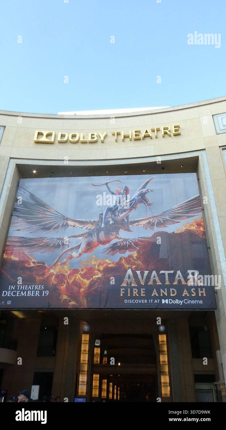 Los Angeles, Kalifornien, USA 24. November 2025 James Cameron Avatar Fire and Ash Movie Banner und Premiere Setup am 24. November 2025 in Los Angeles, Kalifornien, USA. Foto: Barry King/Alamy Stock Photo Stockfoto