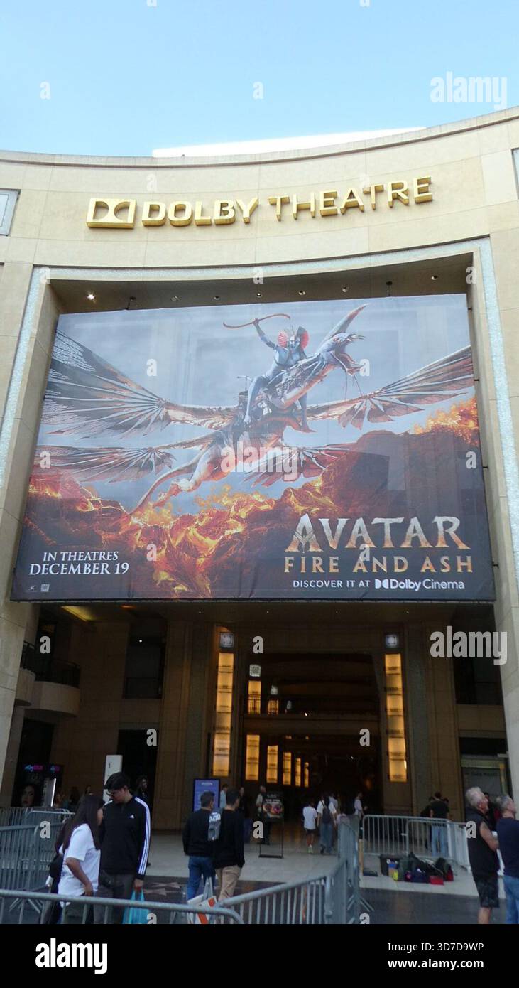 Los Angeles, Kalifornien, USA 24. November 2025 James Cameron Avatar Fire and Ash Movie Banner und Premiere Setup am 24. November 2025 in Los Angeles, Kalifornien, USA. Foto: Barry King/Alamy Stock Photo Stockfoto