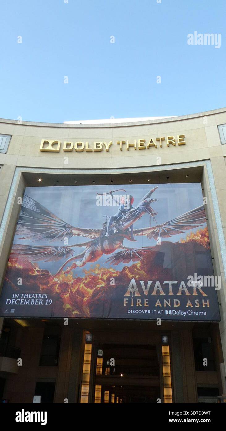 Los Angeles, Kalifornien, USA 24. November 2025 James Cameron Avatar Fire and Ash Movie Banner und Premiere Setup am 24. November 2025 in Los Angeles, Kalifornien, USA. Foto: Barry King/Alamy Stock Photo Stockfoto