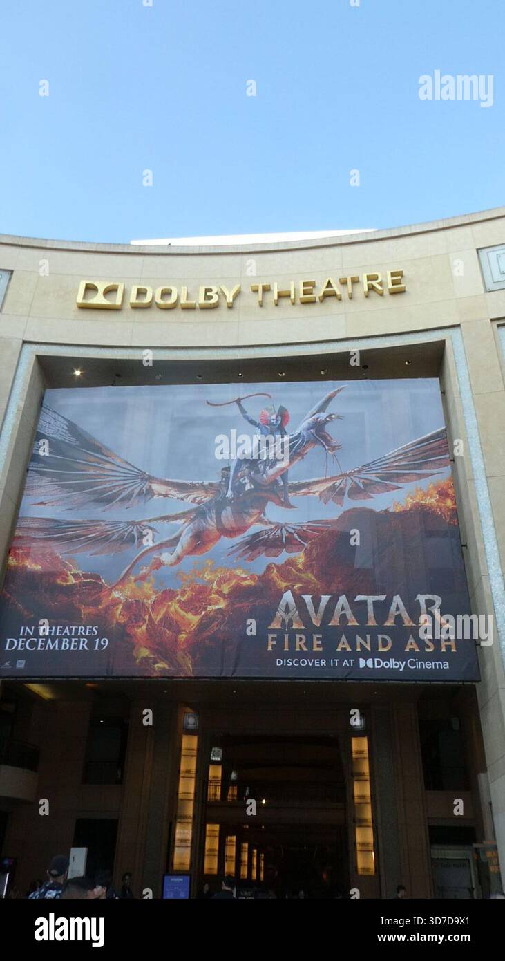 Los Angeles, Kalifornien, USA 24. November 2025 James Cameron Avatar Fire and Ash Movie Banner und Premiere Setup am 24. November 2025 in Los Angeles, Kalifornien, USA. Foto: Barry King/Alamy Stock Photo Stockfoto