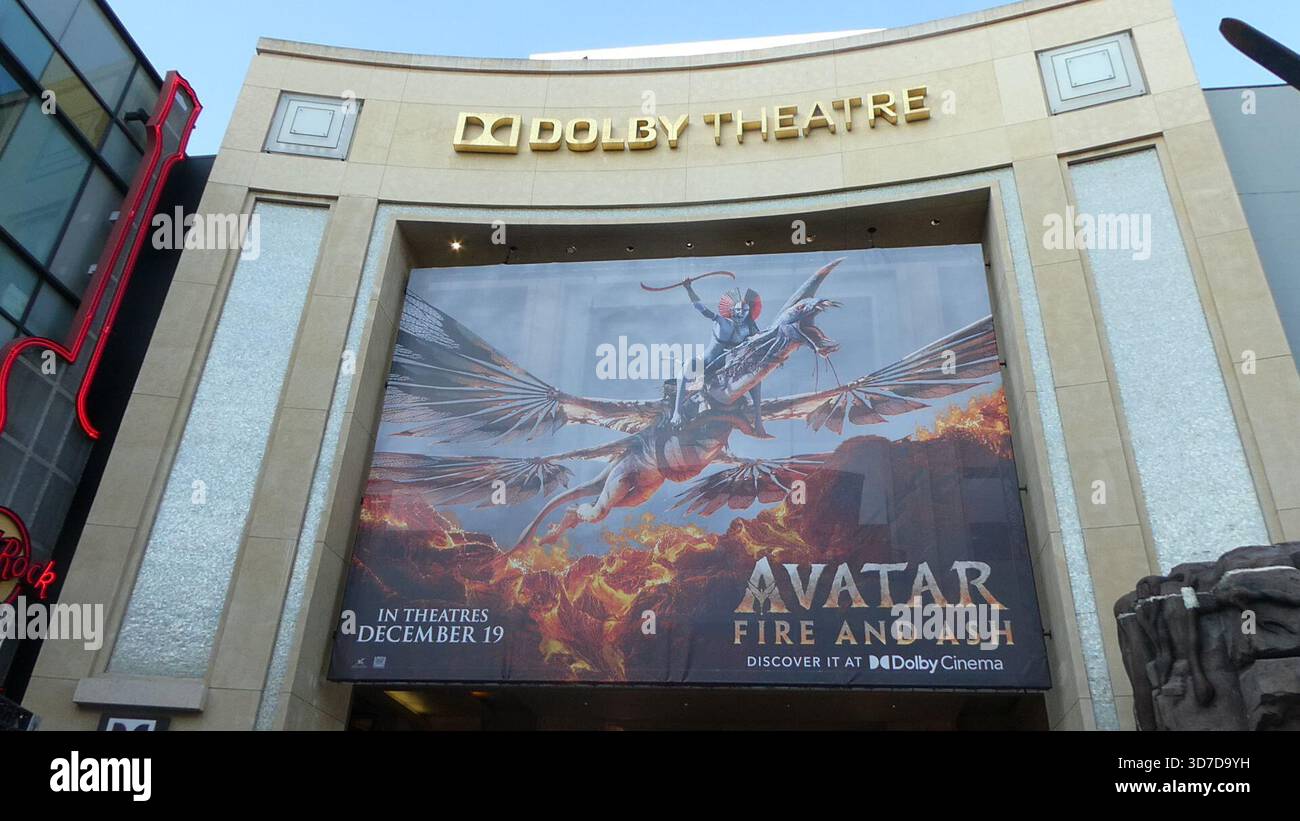 Los Angeles, Kalifornien, USA 24. November 2025 James Cameron Avatar Fire and Ash Movie Banner und Premiere Setup am 24. November 2025 in Los Angeles, Kalifornien, USA. Foto: Barry King/Alamy Stock Photo Stockfoto
