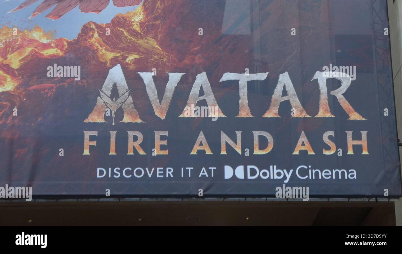 Los Angeles, Kalifornien, USA 24. November 2025 James Cameron Avatar Fire and Ash Movie Banner und Premiere Setup am 24. November 2025 in Los Angeles, Kalifornien, USA. Foto: Barry King/Alamy Stock Photo Stockfoto