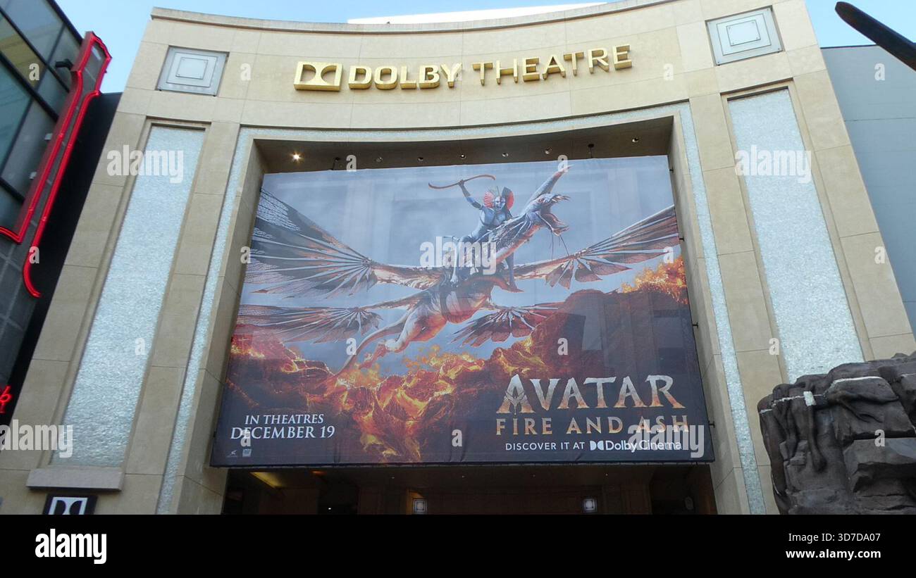 Los Angeles, Kalifornien, USA 24. November 2025 James Cameron Avatar Fire and Ash Movie Banner und Premiere Setup am 24. November 2025 in Los Angeles, Kalifornien, USA. Foto: Barry King/Alamy Stock Photo Stockfoto