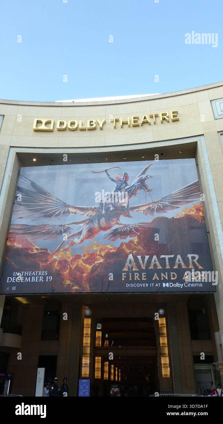 Los Angeles, Kalifornien, USA 24. November 2025 James Cameron Avatar Fire and Ash Movie Banner und Premiere Setup am 24. November 2025 in Los Angeles, Kalifornien, USA. Foto: Barry King/Alamy Stock Photo Stockfoto