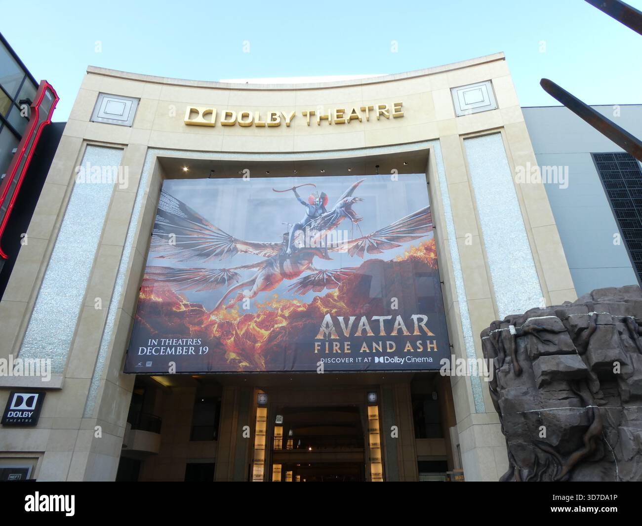 Los Angeles, Kalifornien, USA 24. November 2025 James Cameron Avatar Fire and Ash Movie Banner und Premiere Setup am 24. November 2025 in Los Angeles, Kalifornien, USA. Foto: Barry King/Alamy Stock Photo Stockfoto
