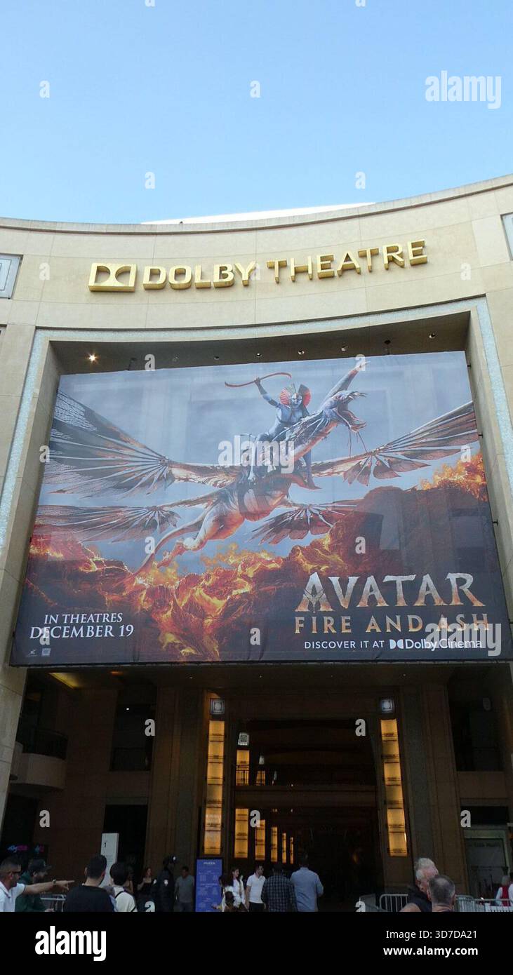Los Angeles, Kalifornien, USA 24. November 2025 James Cameron Avatar Fire and Ash Movie Banner und Premiere Setup am 24. November 2025 in Los Angeles, Kalifornien, USA. Foto: Barry King/Alamy Stock Photo Stockfoto