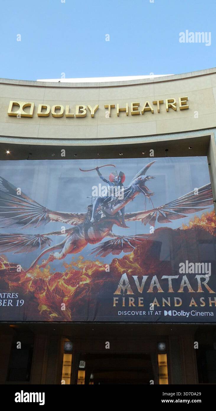 Los Angeles, Kalifornien, USA 24. November 2025 James Cameron Avatar Fire and Ash Movie Banner und Premiere Setup am 24. November 2025 in Los Angeles, Kalifornien, USA. Foto: Barry King/Alamy Stock Photo Stockfoto