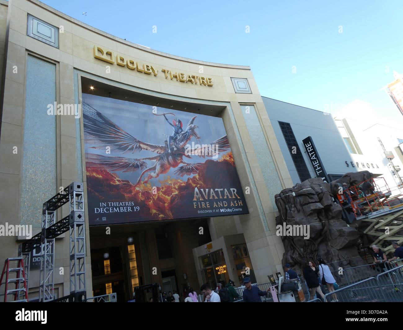 Los Angeles, Kalifornien, USA 24. November 2025 James Cameron Avatar Fire and Ash Movie Banner und Premiere Setup am 24. November 2025 in Los Angeles, Kalifornien, USA. Foto: Barry King/Alamy Stock Photo Stockfoto