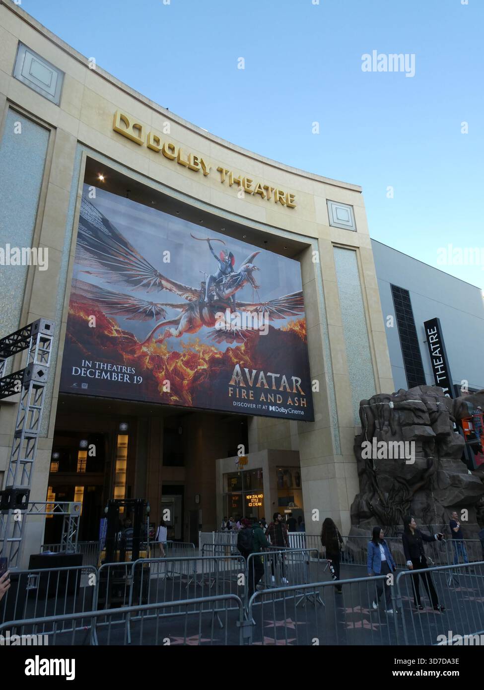 Los Angeles, Kalifornien, USA 24. November 2025 James Cameron Avatar Fire and Ash Movie Banner und Premiere Setup am 24. November 2025 in Los Angeles, Kalifornien, USA. Foto: Barry King/Alamy Stock Photo Stockfoto