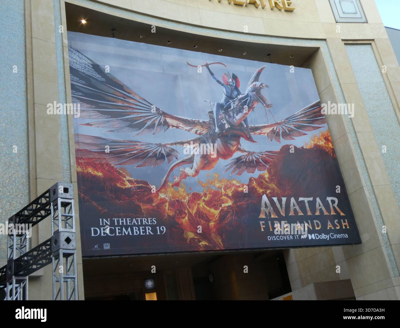 Los Angeles, Kalifornien, USA 24. November 2025 James Cameron Avatar Fire and Ash Movie Banner und Premiere Setup am 24. November 2025 in Los Angeles, Kalifornien, USA. Foto: Barry King/Alamy Stock Photo Stockfoto