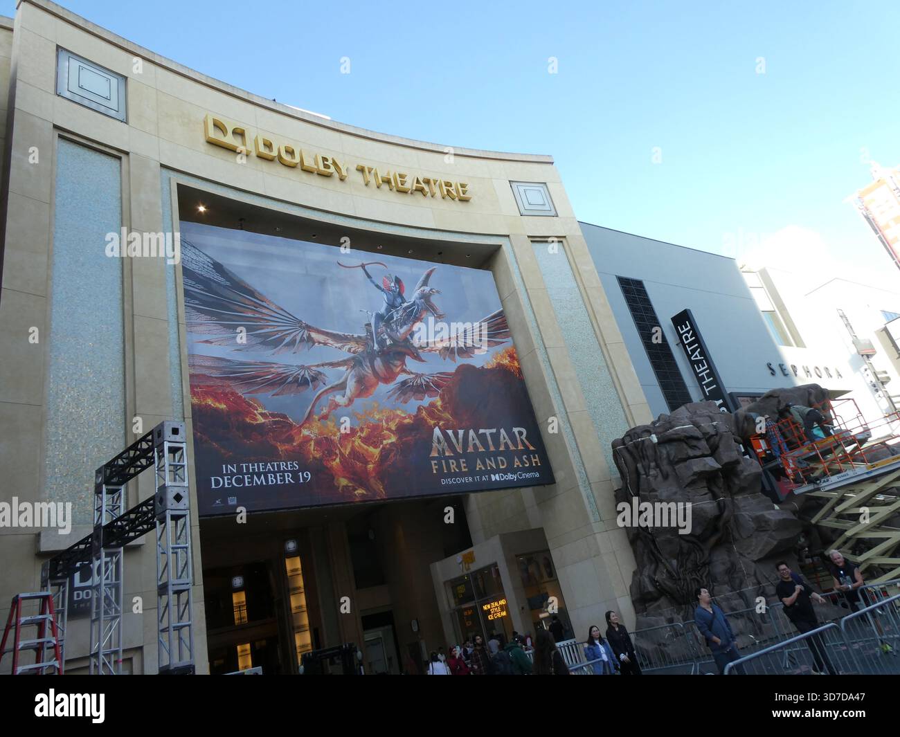 Los Angeles, Kalifornien, USA 24. November 2025 James Cameron Avatar Fire and Ash Movie Banner und Premiere Setup am 24. November 2025 in Los Angeles, Kalifornien, USA. Foto: Barry King/Alamy Stock Photo Stockfoto