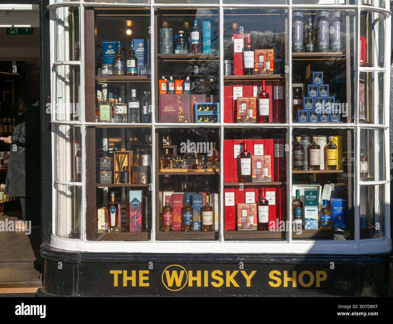 Schaufenster mit Whisky Shop, Cathedral Close, Exeter Stadtzentrum, Devon, England, UK Stockfoto