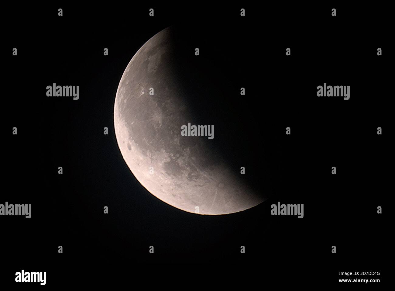 Aufnahme einer Mondfinsternis wunderschöner Halbmond am dunklen Nachthimmel Stockfoto