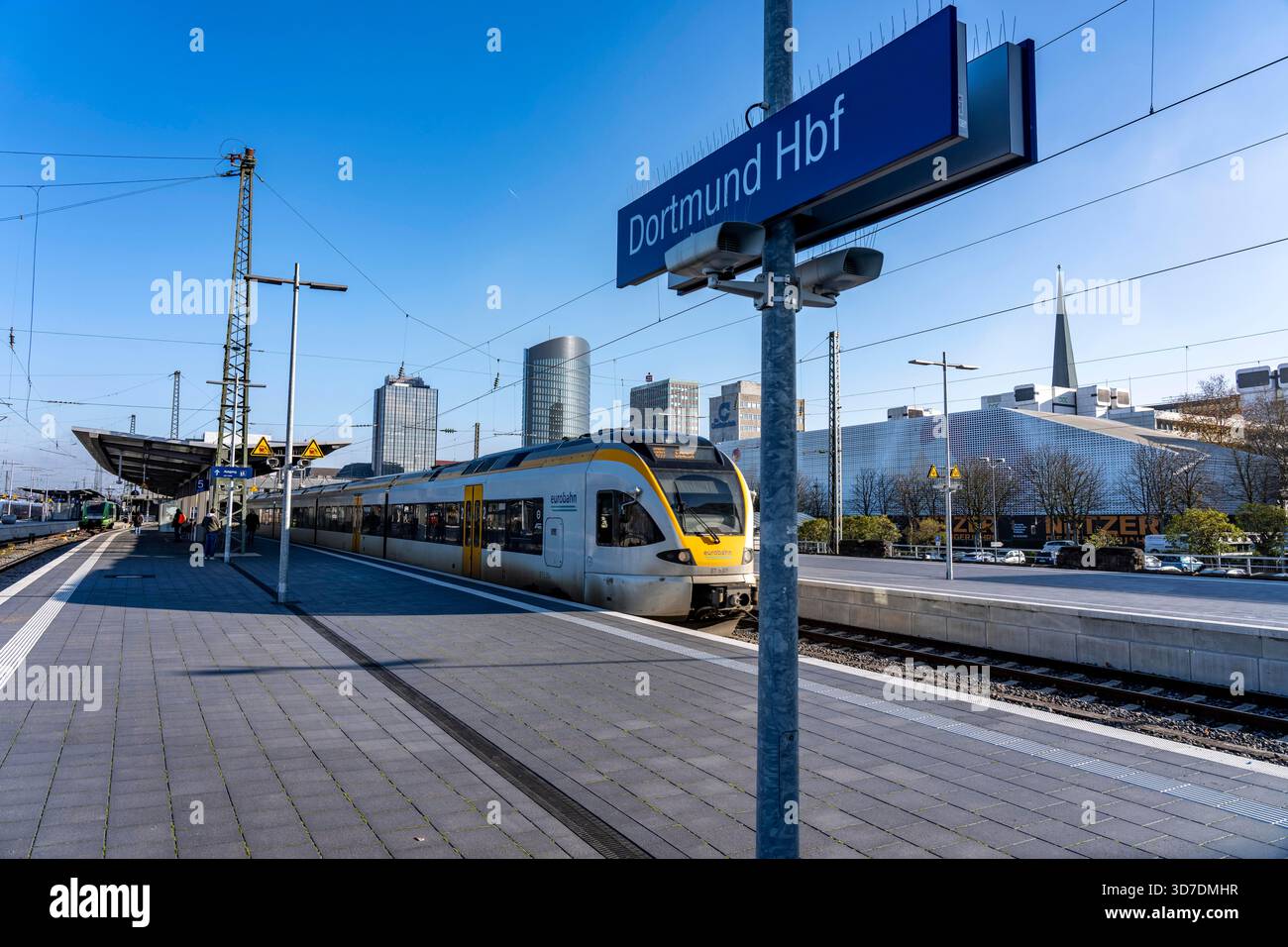 Die Skyline des Dortmunder Stadtzentrums, vom Hauptbahnhof aus gesehen, Eurobahn, Nordrhein-Westfalen, Deutschland Stockfoto